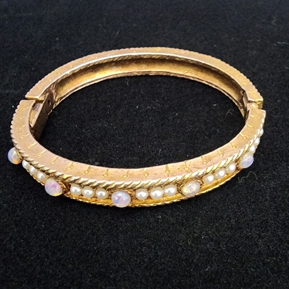SE8 Elegant Gold Color Metal Bracelet With Pearls